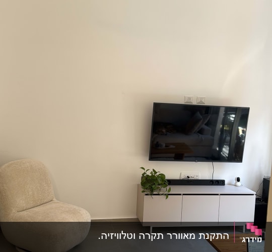 מאוורר תקרה מותקן בחדר מגורים עם טלוויזיה ורהיטים